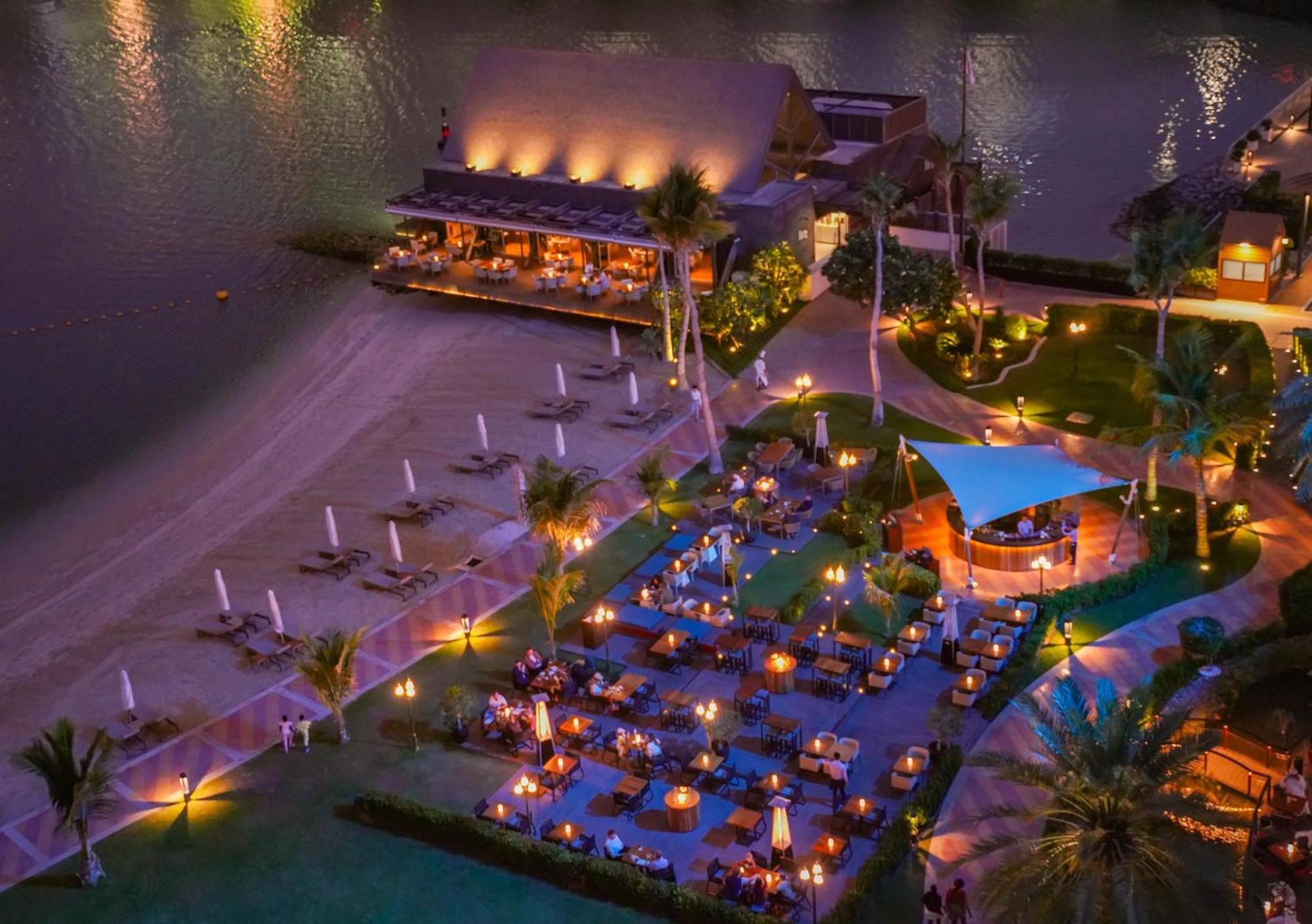 Beach Rotana - Abu Dhabi Bagian luar foto The beach at the resort