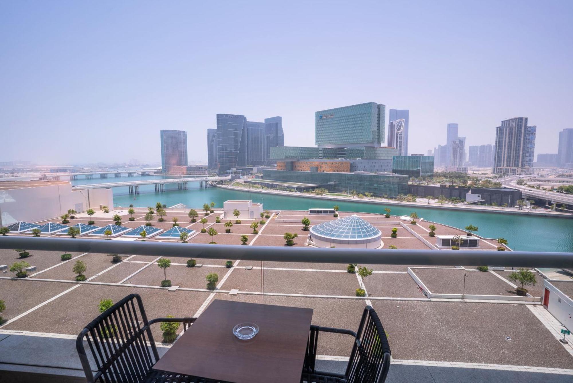 Beach Rotana - Abu Dhabi Ruang foto View of the Marina from the hotel