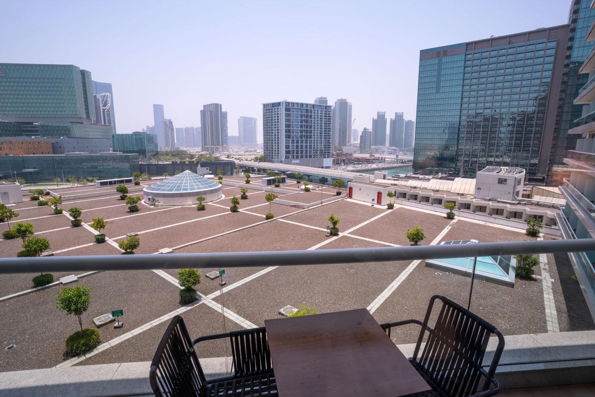 Beach Rotana - Abu Dhabi Ruang foto View of the city from the hotel