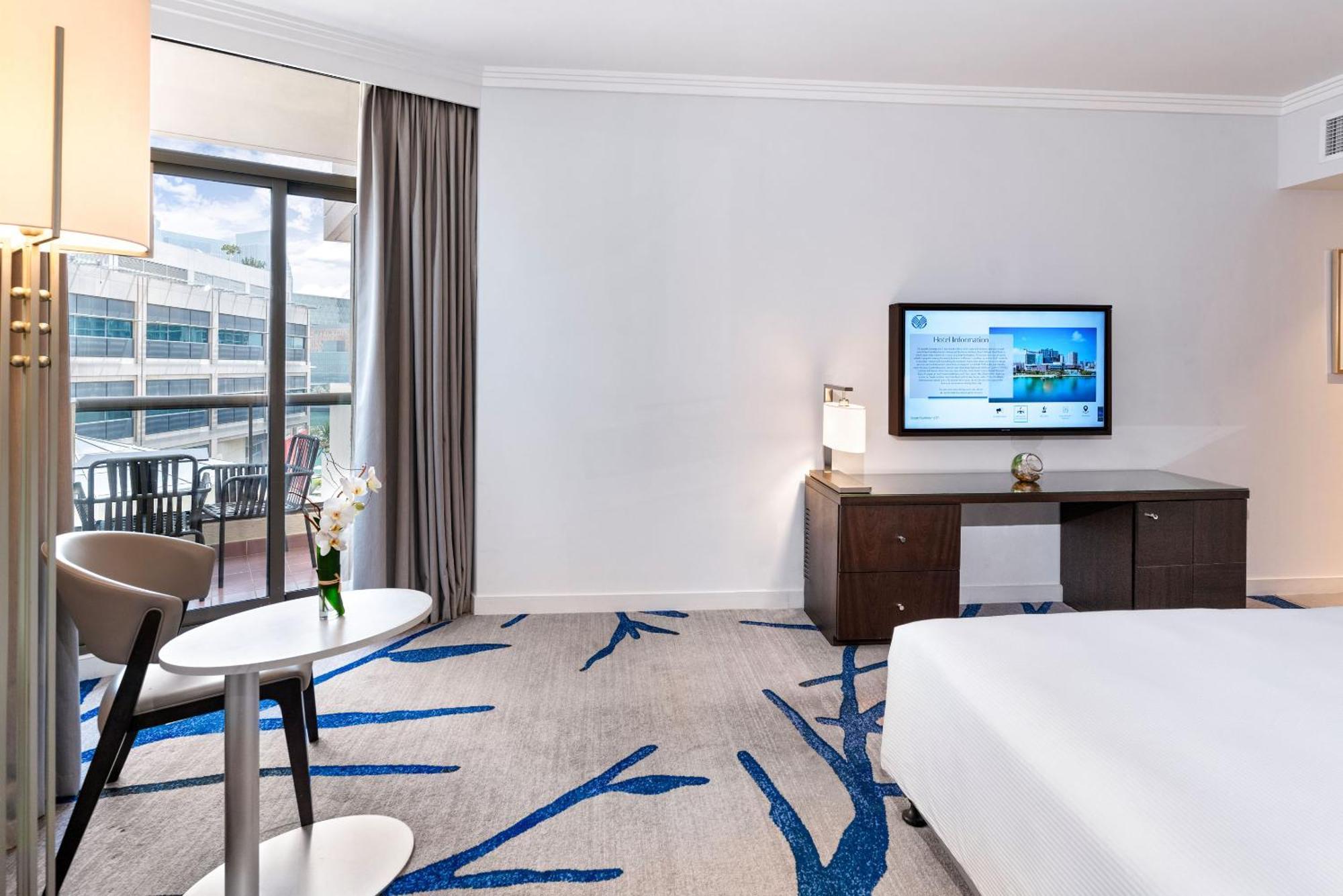 Beach Rotana - Abu Dhabi Ruang foto A guest room at the Hilton Tel Aviv