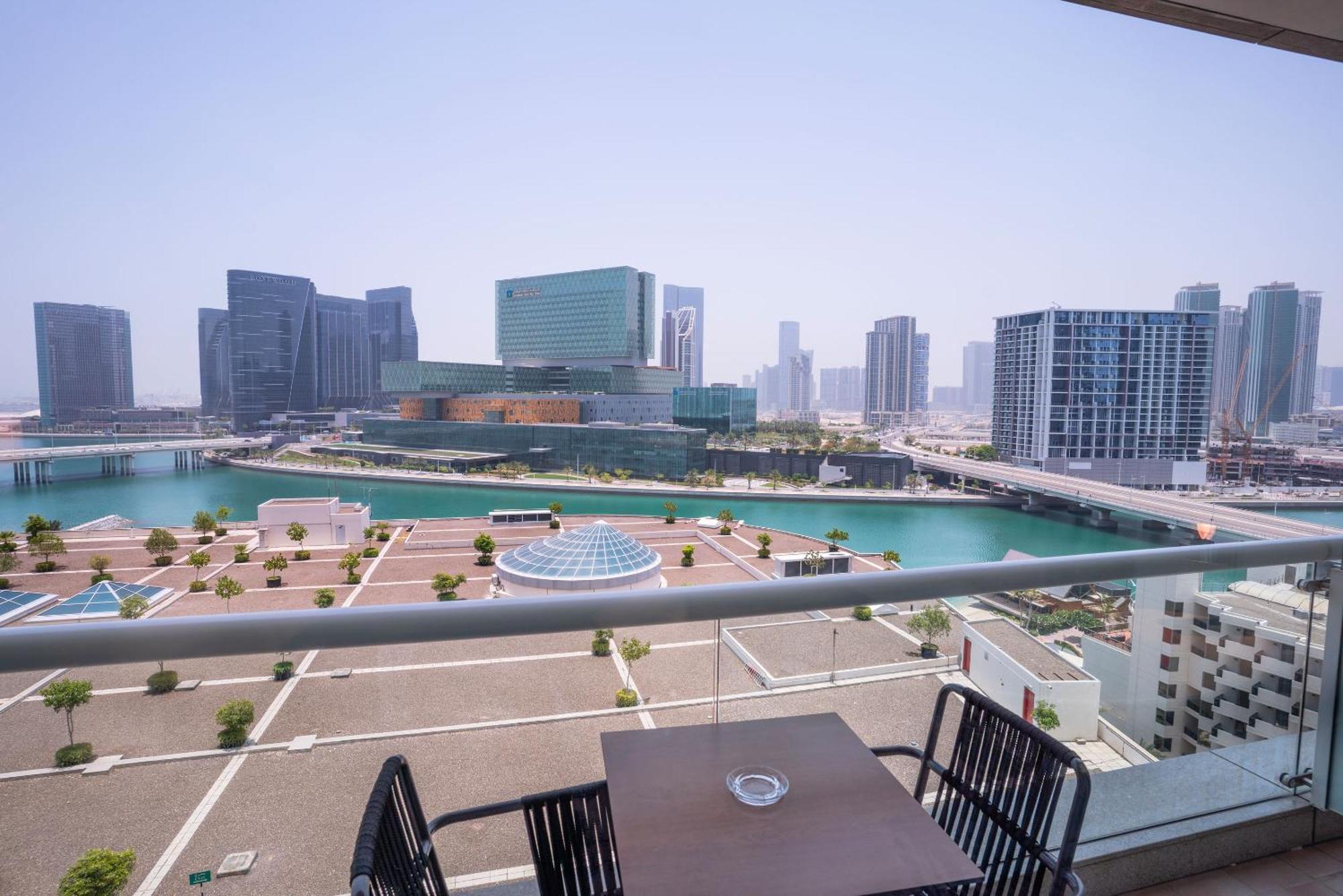 Beach Rotana - Abu Dhabi Bagian luar foto View of the Dubai Marina skyline