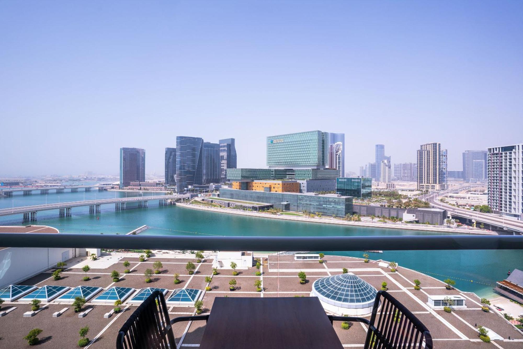 Beach Rotana - Abu Dhabi Ruang foto View of Al Biryani Super Mall from a nearby apartment